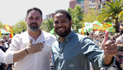 Santiago Abascal e Ignacio Garriga en un acto electoral en Cornellà
