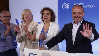 Alejandro Fernández celebrando los 15 escaños del PPC