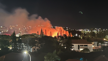 Una columna de humo se ve durante la noche en Numea, capital de Nueva Caledonia