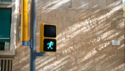 Un luminoso Mortadelo marca el paso de los peatones en el barrio de Sant Antoni.