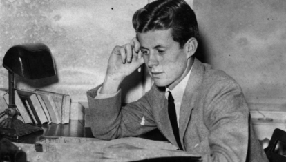 John F. Kennedy se sienta y estudia en su escritorio de Harvard (1939)