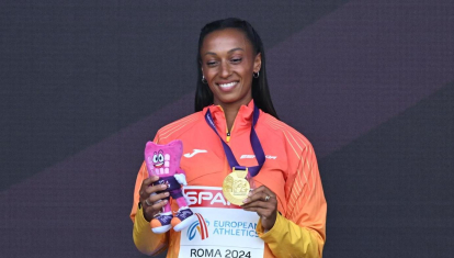 Ana Peleteiro con la medalla de oro conseguida en el triple salto