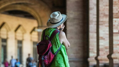 Un turista por la Plaza de España de Sevilla.