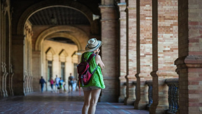 Un turista por la Plaza de España de Sevilla.