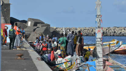 Inmigrantes llegan a la isla de El Hierro en Canarias