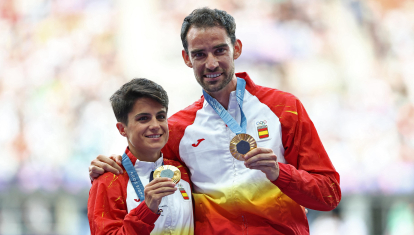 María Pérez y Álvaro Martín posan con la medalla de oro