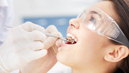 Una mujer se somete a un chequeo en el dentista