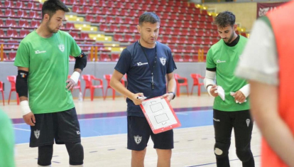 Enma Santoro dando instrucciones en un entrenamiento