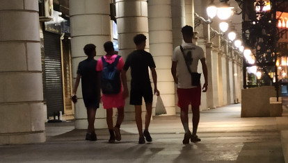 Menores caminando por Ceuta