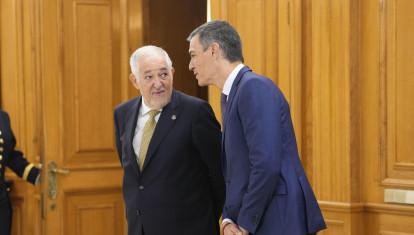El presidente del Gobierno, Pedro Sánchez (d), habla con el presidente del Tribunal Constitucional, Cándido Conde-Pumpido