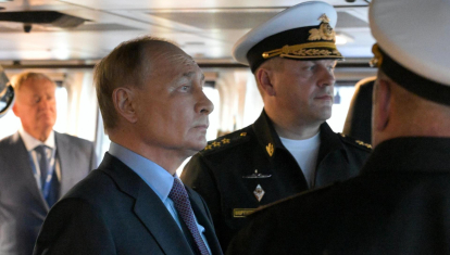 El presidente ruso, Vladimir Putin, acompañado por el comandante de la Flota del Pacífico rusa, el almirante Viktor Liina