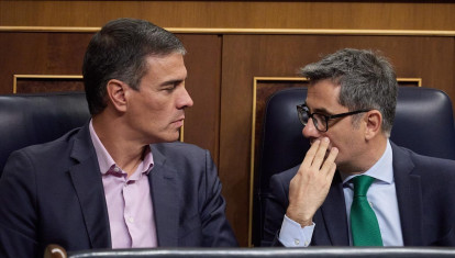 El presidente del Gobierno, Pedro Sánchez y el ministro de la Presidencia, Relaciones con las Cortes y Justicia, Félix Bolaños
