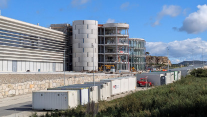 Estructuras cilíndricas que Estrella Galicia construye en su nueva fábrica de Arteixo (La Coruña)