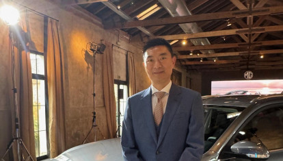 Leo Zhang junto a uno de los nuevos MG ZS de la marca