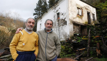 Los hermanos gemelos Adolfo y Raúl en su casa