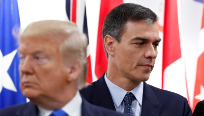 El presidente del Gobierno español, Pedro Sánchez (d), y el presidente de EE.UU., Donald Trump (i), durante la Cumbre del G-20 en Osaka (Japón) en 2019