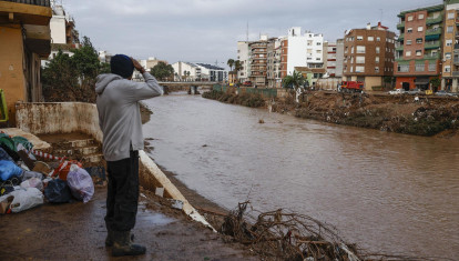 Un hombre observa el caudal del Barranco el Poyo