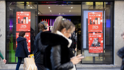 Un escaparate avisa de los descuentos durante Black Friday.