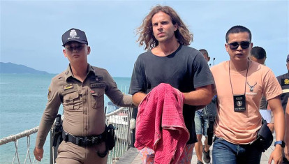 «Se ha hecho justicia». Con estas palabras Juango Ospina, el principal abogado de la familia de Edwin Arrieta, rompía su silencio tras conocer la sentencia a cadena perpetua de Daniel Sancho por el asesinato premeditado del cirujano colombiano. Sancho, de 30 años, se declaró culpable de ocultar el cadáver de la víctima, pero negó el asesinato premeditado.
Afirmó que había actuado en defensa propia después de una supuesta agresión sexual. Desde ese momento, el hijo de Rodolfo Sancho está cumpliendo su condena en la prisión de Surat Thani