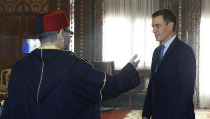 El presidente del Gobierno español, Pedro Sánchez (d), se reúne con el rey Mohamed VI de Marruecos