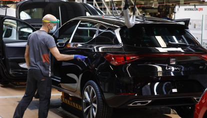 Un trabajador de la línea de producción del Seat León de la fábrica de Martorell.