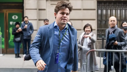 Magnus Carlsen en vaqueros durante el Mundial de ajedrez