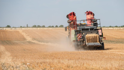 Maquinaria trabajando un campo de pasto en Castilla-La Mancha
