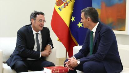 El presidente del Gobierno, Pedro Sánchez (d), recibe la Memoria Anual de la Fiscalía de manos del fiscal general del Estado, Álvaro García OrtiZ