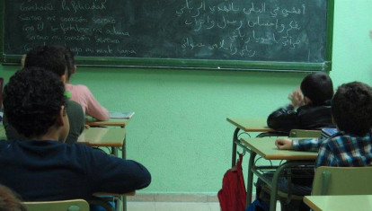 Alumnos musulmanes en una clase
El número de alumnos musulmanes en España se ha incrementado en el curso actual hasta los 290.110, unos 8.000 más que el año anterior, aunque el 95 por ciento de ellos (unos 276.000) siguen sin recibir clases de religión islámica, porque los colegios no la ofertan o no informan a los padres sobre la posibilidad de apuntar a sus hijos a esta asignatura, según denuncia la Comisión Islámica de España (CIE), que reivindica el