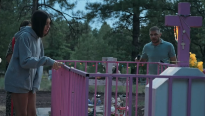 Joaquín junto a sus hijas en un cementerio