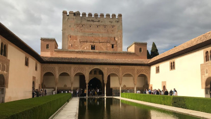 Un grupo de turistas visitando La Alhambra