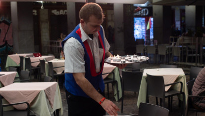 Un empleado de hostelería en un bar de la Plaza Mayor de Madrid.
