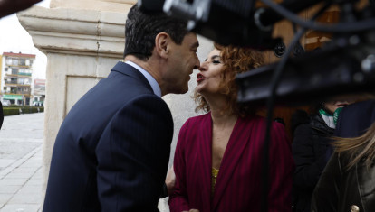 El presidente de la Junta, Juanma Moreno, saluda a la ministra de Hacienda, María Jesús Montero, antes de los actos por el 28-F en el Parlamento andaluz
