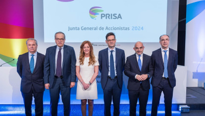 El presidente de Prisa, Joseph Oughourlian, en el centro, con el despedido Carlos Núñez a su izquierda.