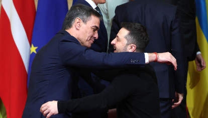 El presidente del Gobierno, Pedro Sánchez, dándose un abrazo con Volodimir Zelenski