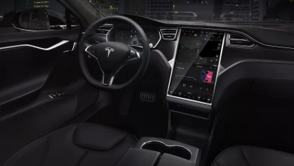 Tesla inició la moda de una gran pantalla sin botones