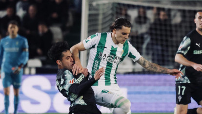 Álex Sala, jugador del Córdoba CF, en la disputa de balón en el partido ante el Sporting