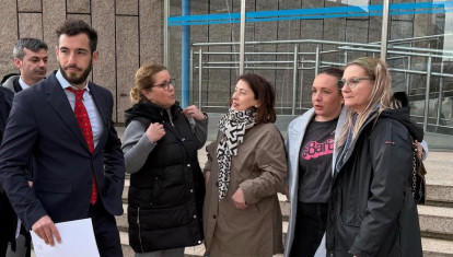 Pilar con su abogado en las puertas del Juzgado