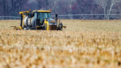 Un tractor fertiliza la tierra en una granja en Ruthsburg, Maryland