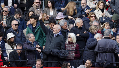 GRAFCVA6368. VALENCIA, 16/03/2025.- El matrimonio de empresarios compuesto por Juan Roig y Hortensia Herrero saludan desde la grada durante la corrida de la Feria de Fallas con toros de Jandilla en la que han compartido cartel Jose María Manzanares, Roca Rey y Tomás Rufo. EFE/Ana Escobar