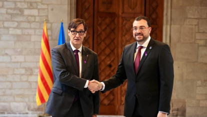 Salvador Illa y Adrián Barbón, en el Palacio de la Generalitat.

REMITIDA / HANDOUT por GOVERN
Fotografía remitida a medios de comunicación exclusivamente para ilustrar la noticia a la que hace referencia la imagen, y citando la procedencia de la imagen en la firma
25/11/2024