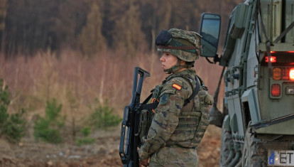 Militar dando la seguridad próxima