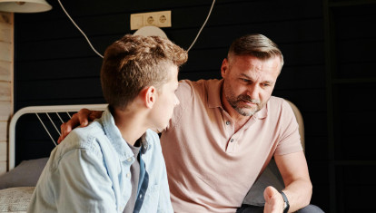 Un padre habla con su hijo adolescente