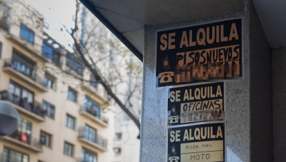 Carteles de 'Se alquila' pegados en un edificio