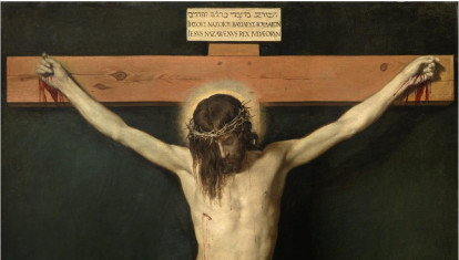 Nadie como Diego Velázquez supo reflejar el sentido teológico de Cristo en la Cruz. La serenidad del rostro de su Cristo crucificado, su divinidad y realeza, el cuerpo casi limpio de sangre y la aparente ausencia de sufrimiento contribuyen a una representación más mística que física de la muerte de Jesús en el Calvario.
Su pintura está desprovista de violencia. Salvo la herida del costado y los calvos en manos y pies, no hay heridas. ¿Está negando Velázquez que Cristo haya sufrido en la Cruz por el perdón de los pecados en una suerte de herejía? En absoluto.
Velázquez no retrata el sufrimiento de Cristo porque está mostrando a un Cristo victorioso sobre la muerte y el pecado. Retrata a ese Cristo mesiánico que, en la Cruz, ha dado cumplimiento a las profecías bíblicas al alzarse como redentor de la humanidad desde su trono del madero.