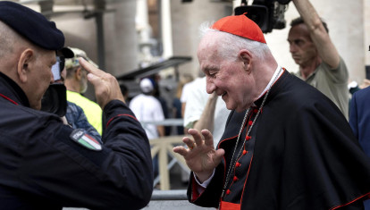 VATICAN CITY (Vatican City State (Holy See)), 23/04/2025.- Canadian Cardinal Marc Ouellet (R) walks outside the Saint Peter's Basilica, where late Pope Francis lies in state, in Vatican City, 23 April 2025. Faithful and well-wishers will be able to pay their respects to Pope Francis, who died on 21 April 2025, aged 88, until his funeral on 26 April in the plaza in front of the basilica. (Papa, Cardenal) EFE/EPA/MASSIMO PERCOSSI