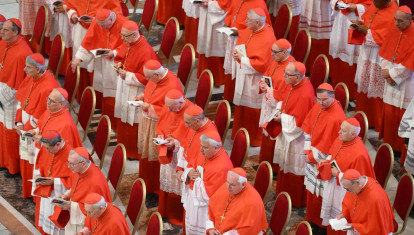 Los cardenales, velando el cuerpo sin vida de Francisco el pasado miércoles