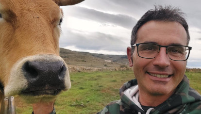 Joaquín Gargallo, ganadero en Mosqueruela (Aragón) junto a una de sus vacas