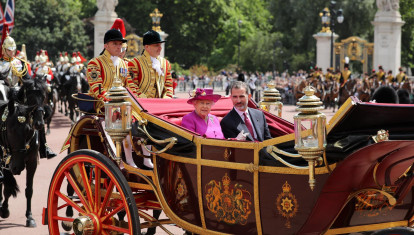 El Rey con la Reina de Inglaterra, en una carroza durante la visita de Estado de julio de 2017