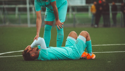Los jugadores de fútbol sufren con frecuencia lesiones de rodilla
